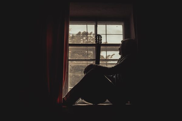 Charms, łańcuszki i obręcze - podstawowe elementy stylowej biżuterii